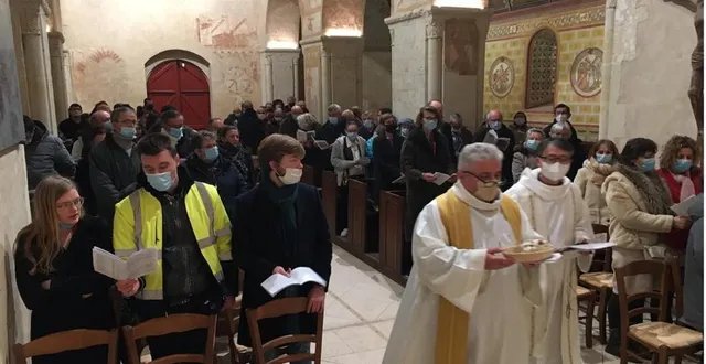 photo  le vicaire général grégoire cador (à g.) a concélébré la messe avec le père jean bosco.  &copy;  le maine libre 