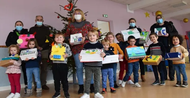 photo  des enfants de la classe maternelle heureux de venir en aide aux plus démunis.  &copy;  le maine libre 