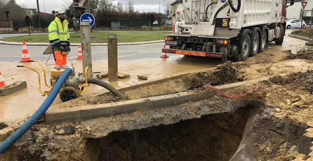 photo  la canalisation qui s’est rompue est enterrée à environ quatre mètres sous terre.  &copy;  ouest-france 
