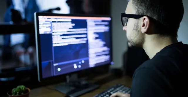 photo  apprendre le code est, aujourd’hui, une compétence qui peut faire la différence dans la recherche d’un travail.  &copy;  archives f8studio – fotolia 