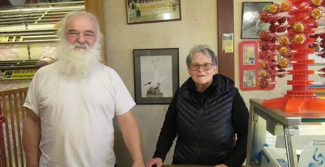 photo  yves et brigitte jeanne, boulangers et pâtissiers de la place leclerc partent à la retraite le 31 décembre.  &copy;  ouest-france 