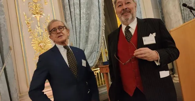 photo  paris, cercle de l’union interalliée, le 9 décembre 2021. andré cointreau (à gauche) nouveau président du dîner du vin d’anjou, cercle des angevins de paris, présidé en 2020 et 2021 par françois chaillou.  &copy;  co - pascale pineau 