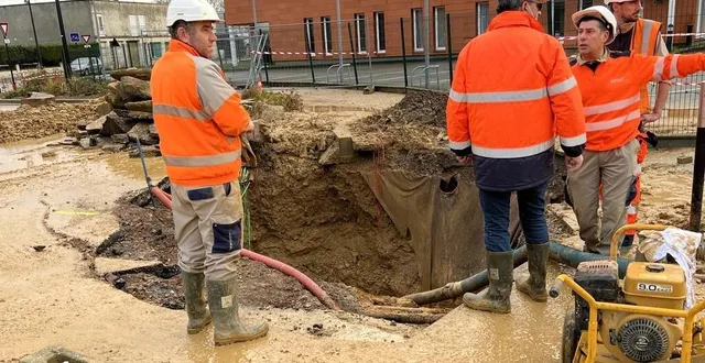 photo  à alençon, les agents d’eaux de normandie ont commencé les réparations de la canalisation ce lundi 27 décembre.  &copy;  ouest-france 