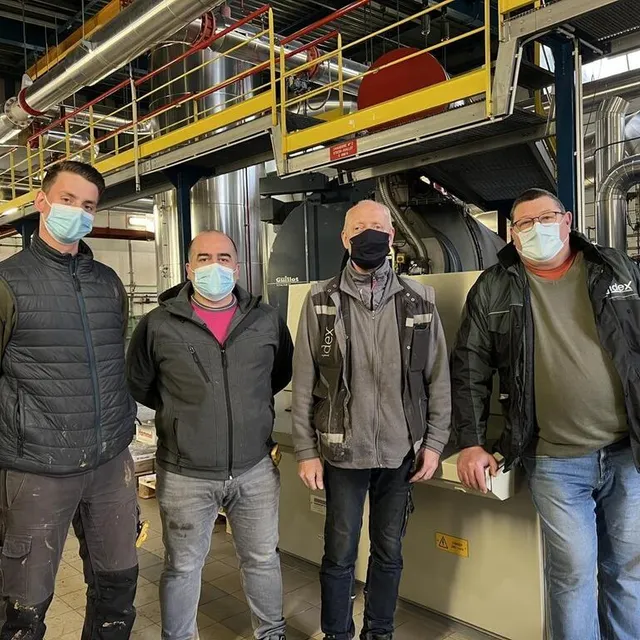 photo les techniciens d’idex perseigne énergie attendent la réparation de la canalisation pour relancer la chaudière bois.  ©  ouest-france