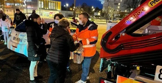 photo  une nouvelle distribution d’eau a été organisée place de la paix, lundi 27 décembre 2021.  &copy;  ouest-france 