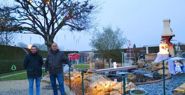 photo  kevin et jacky laloi à l’arrière de la maison où plein de motifs de noël sont installés.  &copy;  ouest-france 