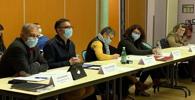 photo  le comité syndical du pays vallée du loir s’est réuni mardi soir à l’espace culturel, sous la présidence de béatrice latouche (2e à droite).  &copy;  ouest-france 