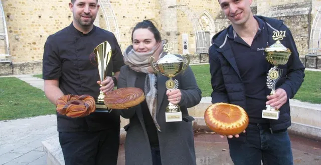 photo  les trois meilleures galettes sarthoises : a gauche guillaume gaugain et son épouse pour l’originale et la frangipane, à droite cédric licou pour la briochée.  &copy;  ouest-france 
