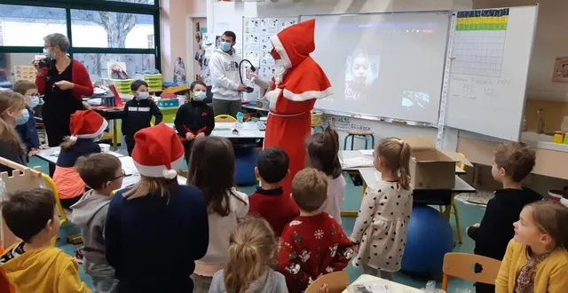 photo  le père noël, entouré de plusieurs élus a rencontré les enfants dans chacune des classes de l’école pierre-de-ronsard.  &copy;  le maine libre 