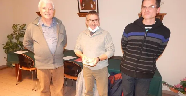 photo  yves le bouffant, maire, en compagnie de patrick gauthier un retraité heureux et jérémy toupin son successeur.  &copy;  le maine libre 