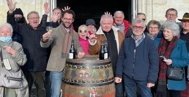 photo  jean de malherbe lève son verre à son sacre tant attendu, au milieu de ses amis poncéens.  &copy;  le maine libre 