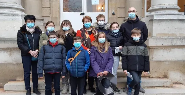 photo  à l’invitation de marietta karamanli, députée de la circonscription, les jeunes élus de lombron ont visité l’assemblée nationale.  &copy;  mairie de lombron 