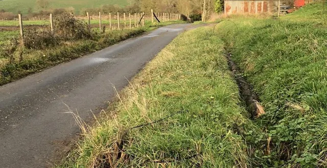 photo  le poteau couché dans le fossé appartient à orange et les câbles qui raccordent les utilisateurs à la fibre au département.  &copy;  le maine libre 
