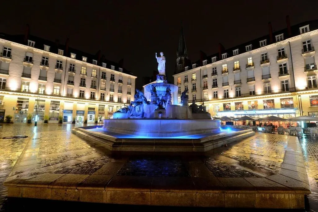 Fontaine De La Place Royale