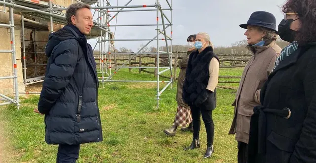 photo  stéphane bern avec barbara de nicolay et béatrice latouche, maire du lude  &copy;  ville du lude 