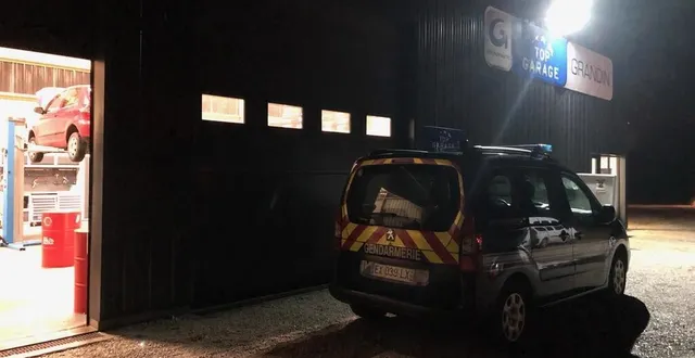 photo  un poste de commandement opérationnel a été installé devant le garage grandin, à 350 m environ de l’habitation où un homme armé s’est retranché, à rai, dans l’orne.  &copy;  ouest-france 