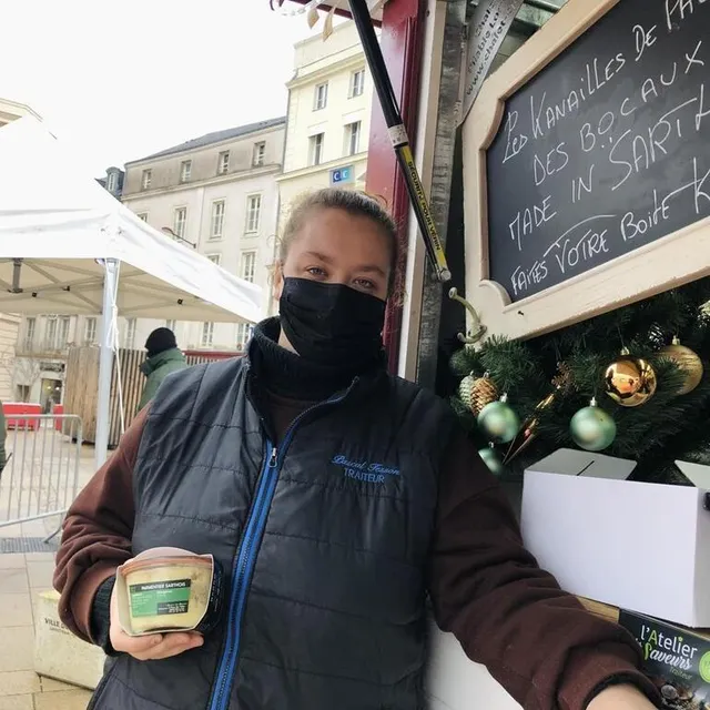 photo à proximité de l’entrée, angélique tesson a l’œil sur les visiteurs du marché de noël.  ©  le maine libre