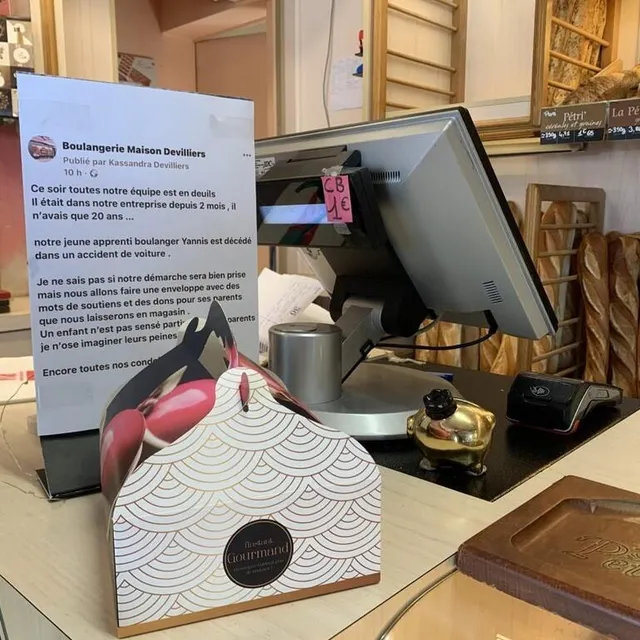 photo émotion, et messages de soutien à la boulangerie devilliers, après le décès accidentel d’un jeune apprenti.  ©  archives le maine libre
