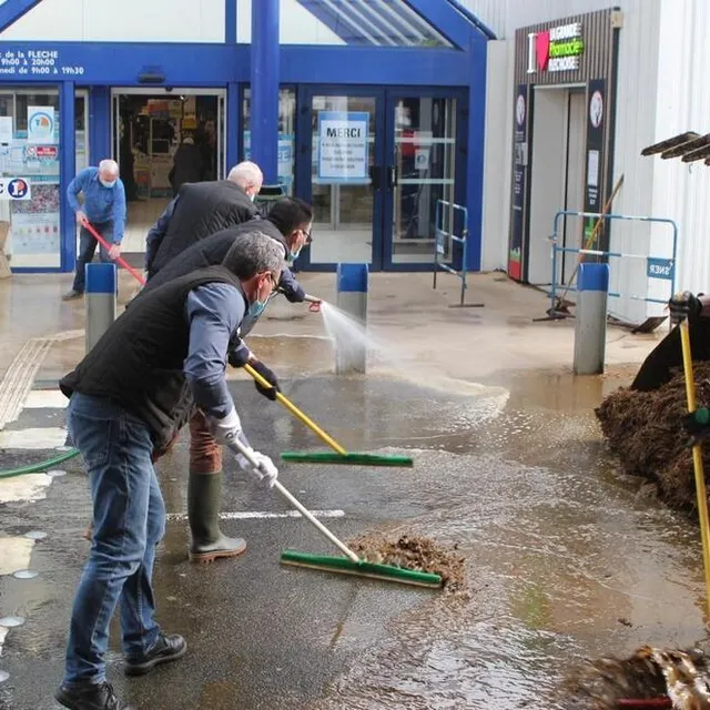 photo le 10 mars, des tombereaux de fumier ont été vidés devant les entrées du magasin leclerc.  ©  archives le maine libre