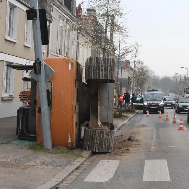 photo une pelleteuse couchée sur le flanc, boulevard latouche.  ©  archives le maine libre