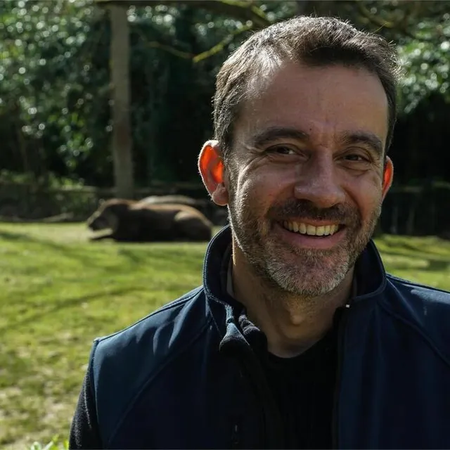 photo vétérinaire du zoo de la flèche, cyril hue ajoute une nouvelle corde à son arc en animant l’émission « des fourmis dans les jambes ».  ©  archives le maine libre