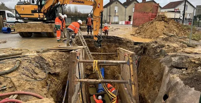 photo  la canalisation rompue dans le quartier de perseigne est en train d’être réparée, jeudi 30 décembre 2021.  &copy;  ouest-france 