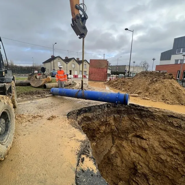 Les ouvriers sur place jeudi 30 décembre 2021 sont en train d’installer une partie de la nouvelle canalisation. Ouest-France photo les ouvriers sur place jeudi 30 décembre 2021 sont en train d’installer une partie de la nouvelle canalisation. © ouest-france
