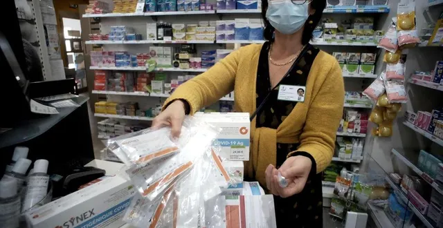 photo  face à la saturation dans les laboratoires, l’ars invite à utiliser les autotests quand c’est possible.  &copy;  archives le courrier de l’ouest – christophe bernard 