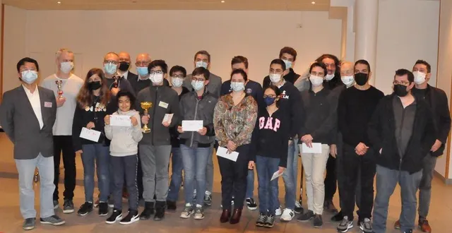 photo  tous les lauréats (26 prix sur les deux tournois) avec les organisateurs et les élus.  &copy;  le maine libre 