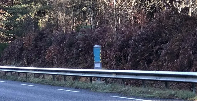 photo  le radar de saint-jean-du-bois a fait l’objet d’une dégradation à la peinture verte.  &copy;  ouest-france 
