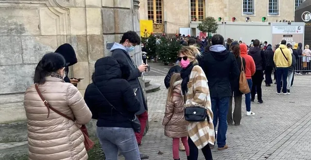 photo  la longue file d’attente du centre de la visitation du mans, ce dimanche 2 janvier.  &copy;  le maine libre 