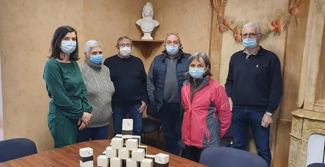 photo  les membres du ccas en présence du maire, michel briffault  &copy;  ouest-france 