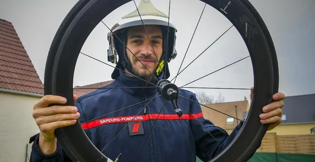 photo  sapeur-pompier, adepte des épreuves longue distance, jérémy diguer ne roule jamais vraiment seul.  &copy;  le maine libre – yvon loue 