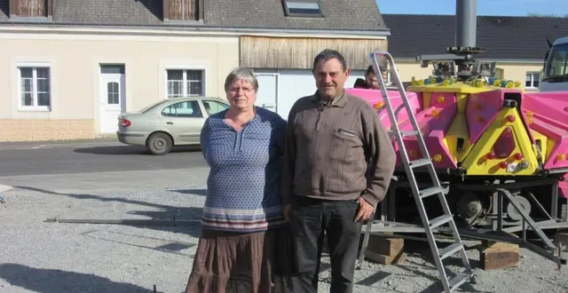 photo  reverra-t-on les manèges, ici accueillis par nicole leroux et dany legeay lors de la dernière édition, si la fête des pissenlits se déroule en avril ?  &copy;  archives le maine libre 