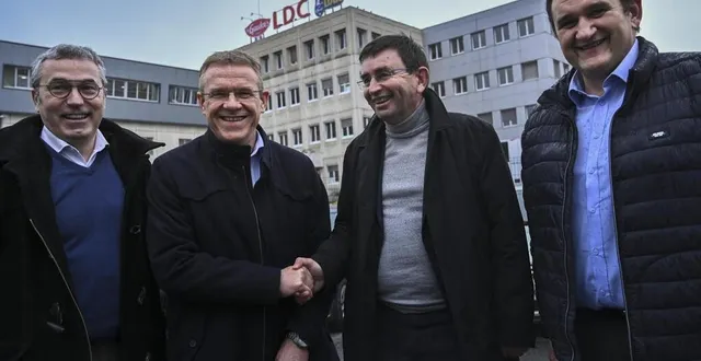 photo  denis lambert (pull gris) passera la main à partir de mai 2022 et va confier les rênes de son groupe ldc à philippe gelin (à sa droite), actuel patron du pôle international. ce dernier pourra s’appuyer sur une nouvelle équipe dirigeante représentée par bruno mousset, responsable du pôle amont (à gauche) et stéphane sallé en charge du pôle volaille (à droite).  &copy;  photo le maine libre – denis lambert 