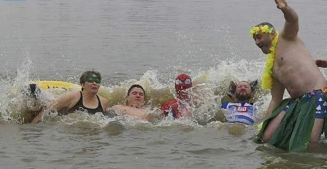 photo  un bain annoncé dans une eau un peu plus chaude que l’air !  &copy;  archives le maine libre 