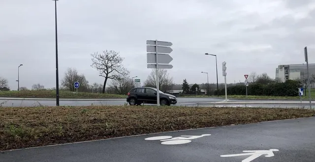 photo  le  rond-point en bas du boulevard jean-moulin à angers (maine-et-loire) a été refait et bénéficie désormais d'un anneau cyclable.  &copy;  ouest-france 