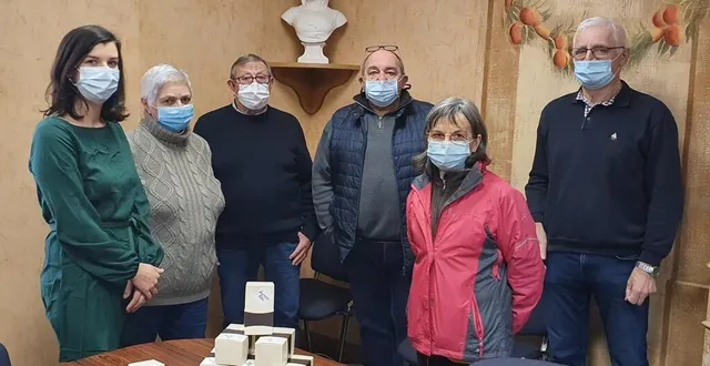 photo  les membres du centre communal d’action sociale ont procédé à une distribution de ballotins de chocolats.  &copy;  le maine libre 