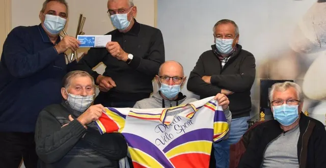 photo  quatre membres du club ont remis le chèque au maire, xavier jamois pour le ccas.  &copy;  le maine libre 