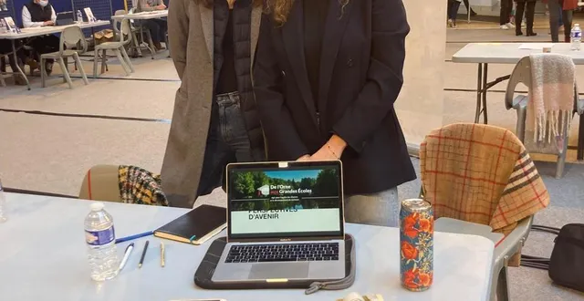photo  margaux françoise, d’alençon, et izabel gardan, d’athis-val-de-rouvre, lors du forum des métiers de flers pour présenter « de l’orne aux grandes écoles ».  &copy;  dr 