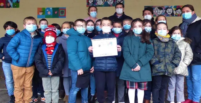 photo  les élèves du ce2 avec amélie bezault, professeure et membre du lions club, mathieu chalain, past président du lions club, amandine guiton, cheffe de l’établissement et mme gondard, leur maîtresse.  &copy;  le maine libre 