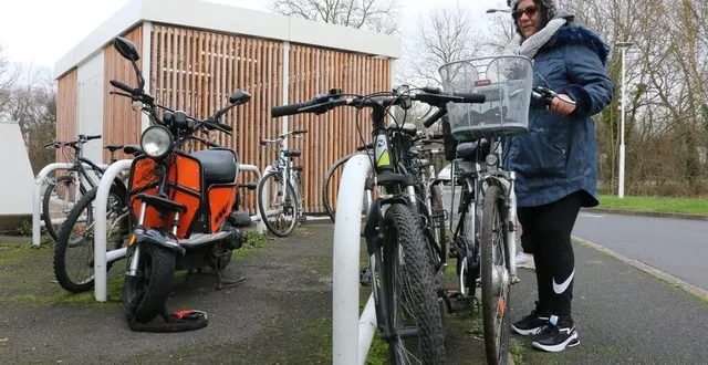 photo  jusqu’à ce jour, à la gare routière, les cyclistes attachaient leur vélo à l’extérieur. désormais, à partir de ce vendredi 7 janvier 2022, ils peuvent le mettre gratuitement dans un abri vélo sécurisé (cube en bois en arrière-plan) à la gare routière de la flèche (sarthe).  &copy;  ouest-france 