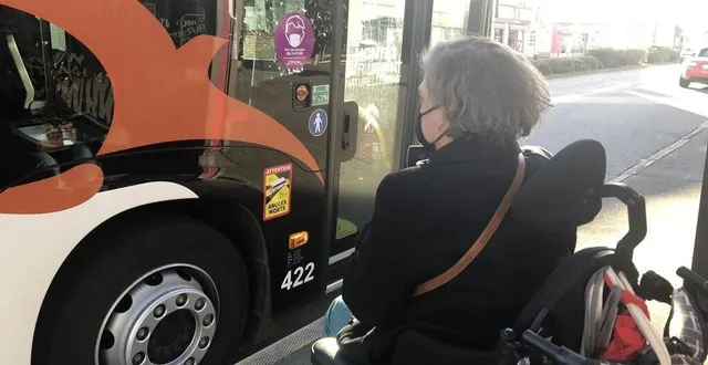 photo  stéphanie, usagère des minibus et des bus classiques, craint l’arrivée des nouveaux bus au mans (sarthe). pour elle, « ils ne sont pas adaptés aux quais ».  &copy;  ouest-france 