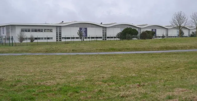 photo  le bâtiment de 45 000 m2 sera construit derrière l’entreprise posson, dans la zone ouest park.  &copy;  le maine libre 