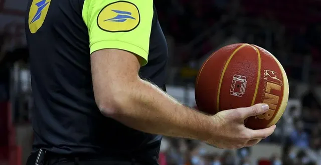 photo  premier match reporté de l’année pour le msb.  &copy;  illustration le maine libre – yvon loue 