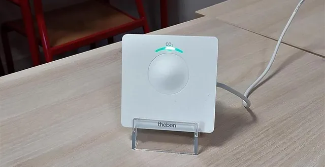 photo  un capteur de co2. quand il passe de l’orange au vert, c’est l’indication que la pièce est passée d’une qualité de l’air médiocre à une bonne aération.  &copy;  ouest-france 
