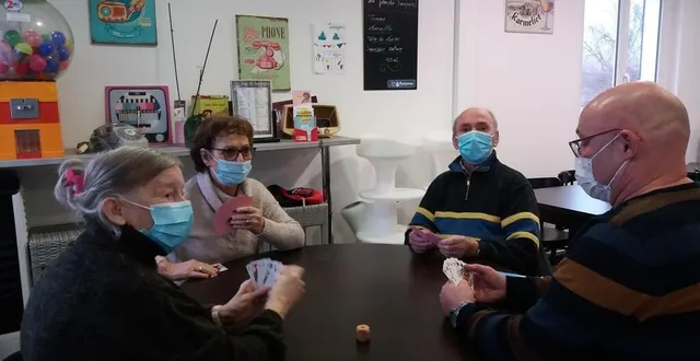 photo  ce sont les quatre pionniers à jouer aux cartes à l’edelweiss café de voivres-lès-le mans (sarthe) le jeudi après-midi.  &copy;  ouest-france 