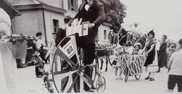 photo  photographie d’une collection personnelle : juillet 1939, devant la gare de fresnay, la dernière fête de l’été avant la guerre.  &copy;  dr 