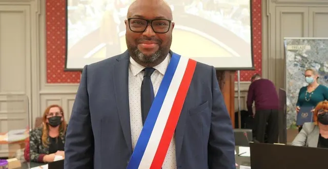 photo  lamine naham après son élection comme maire de trélazé, samedi matin 8 janvier.  &copy;  ouest-france 