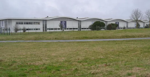 photo  c’est derrière ce bâtiment industriel de l’entreprise posson packaging, à louailles, que le groupe panhard projette de créer une structure à vocation logistique.  &copy;  archives le maine libre 